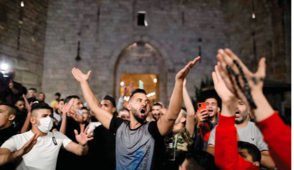 Palestinians in east Jerusalem celebrate the removal of the barriers (al-Hayat al-Jadeeda, April 26, 2021).