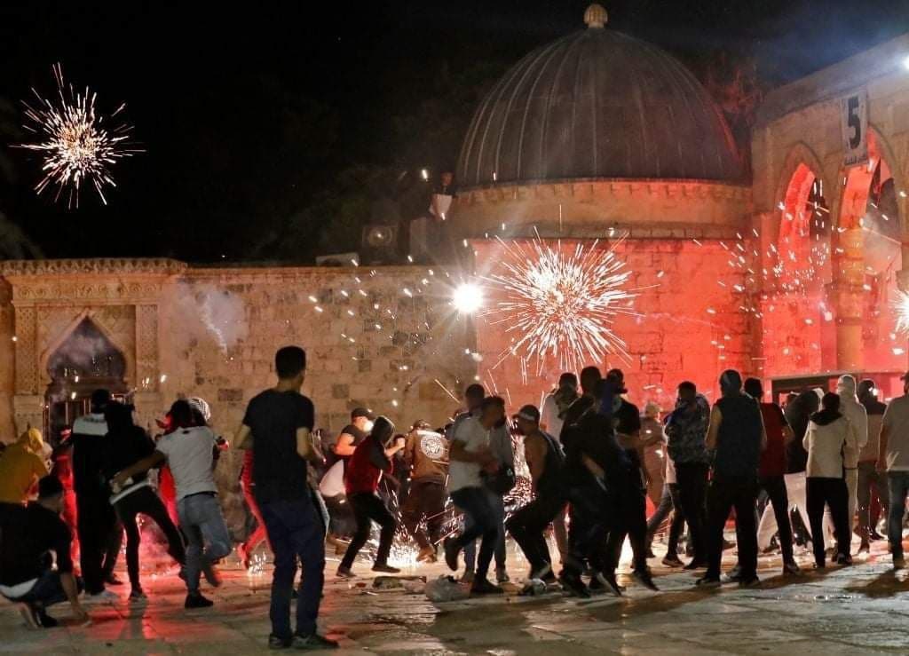 Violent clashes on the Temple Mount after evening prayers at the site (PALINFO's Twitter account, May 8, 2021)