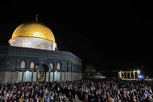 Worshipers on Laylat al-Qadr on the Temple Mount (QUDSN Facebook page, May 9, 2021)