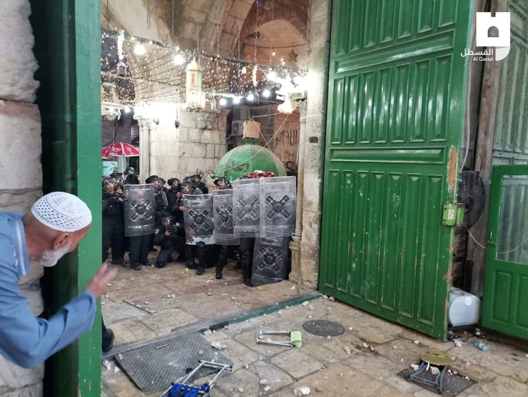 Violent clashes on the Temple Mount in the early morning hours. Stones and chairs thrown at Israeli security forces (QUDSN Facebook page, May 9, 2021)