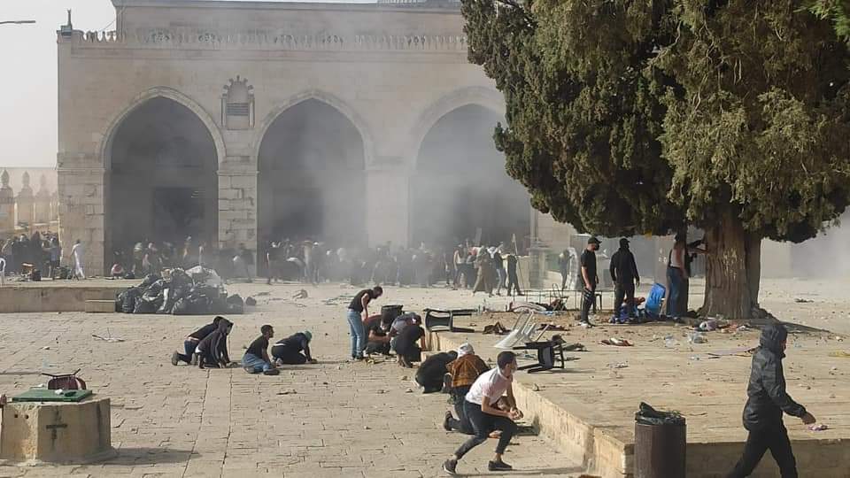 Clashes with Israeli security forces on the Temple Mount (PALINFO's Twitter account, QUDSN Facebook Page, May 10, 2021)