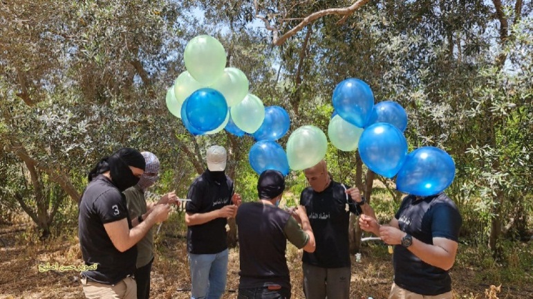 Operatives of the Descendants of Al-Nasser unit (affiliated with the Popular Resistance Committees) launching incendiary balloons at Israel (Twitter account of journalist Hassan Aslih, May 8, 2021)