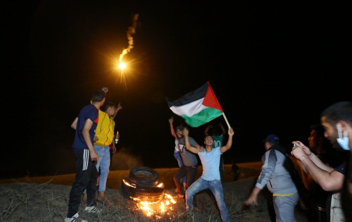 Palestinians demonstrating in front of the security fence east of Al-Bureij and clashing with IDF forces (Ashraf Amara’s Twitter account, May 8 and 9, 2021)