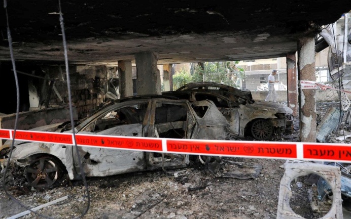 Apartment house in the central Israeli city of Petah Tikva hit by a rocket fired from the Gaza Strip (QudsN Facebook page, May 13, 2021).