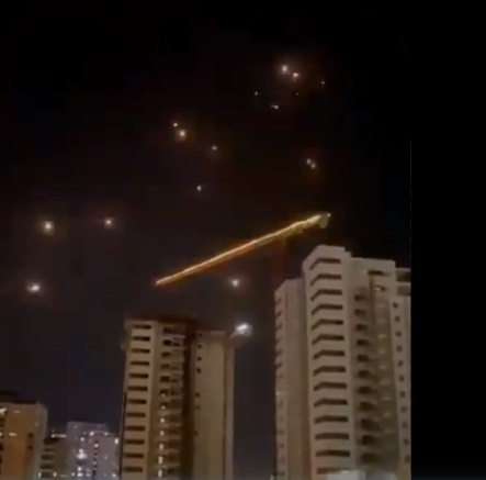 Rockets in the sky over Tel Aviv after midnight (Palinfo Twitter account, May 16, 2021).