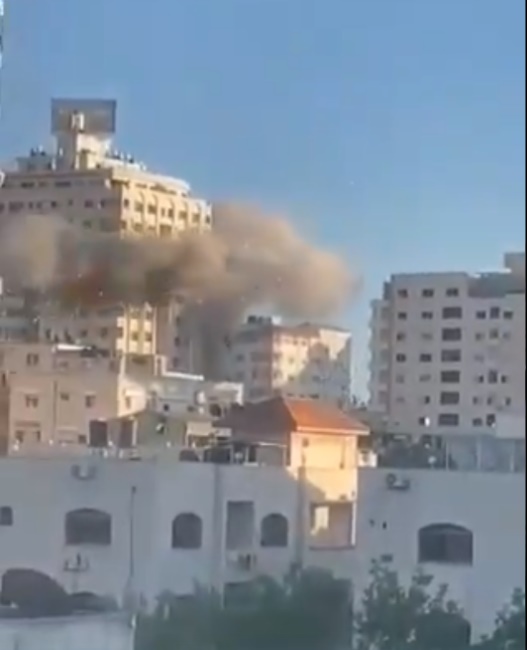 The IDF attack on the Mushtaha Building in Gaza City (Palinfo Twitter account, May 15, 2021).