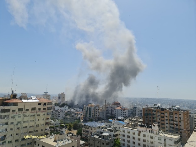 IDF attack on Yarmouk Street in Gaza City (Twitter account of journalist Hassan Aslih, May 15, 2021). 