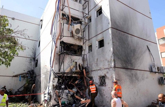 Apartment house in Ashdod takes a direct hit (QudsN Facebook page, May 17, 2020).