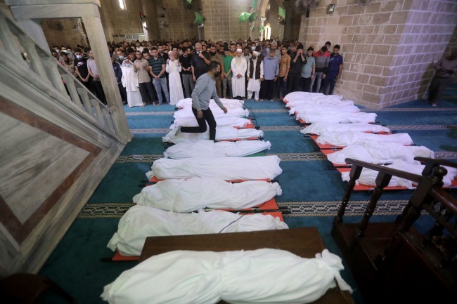 Bodies of the dead in the Rimal neighborhood of Gaza City (Palinfo Twitter account, May 17, 2021).