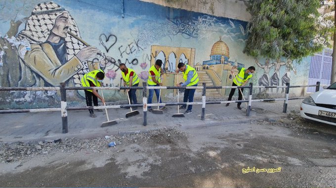 תושבים בעזה מתנדבים לפינוי הריסות וניקוי רחובות (חשבון הטוויטר של חסן אצליח, 23 במאי 2021)