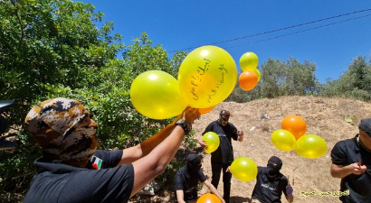 יחידת צאצאי אלנאצר (המזוהה עם ועדות ההתנגדות העממית) משגרת בלוני תבערה לעבר ישראל (חשבון הטוויטר של חסן אצליח , 15 ביוני 2021)