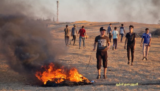 Clashes near the border security fence in eastern Rafah (Twitter account of journalist Hassan Aslih, June 15, 2021). 