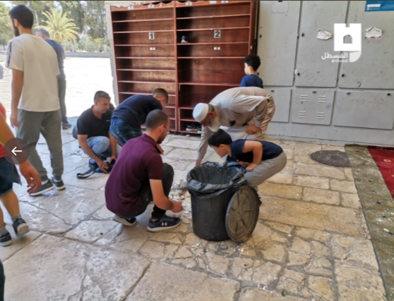 Muslims clean the Temple Mount compound and clear the rocks thrown at the Israeli police forces during the riot (Twitter account of journalist Hassan Aslih, July 18, 2018).