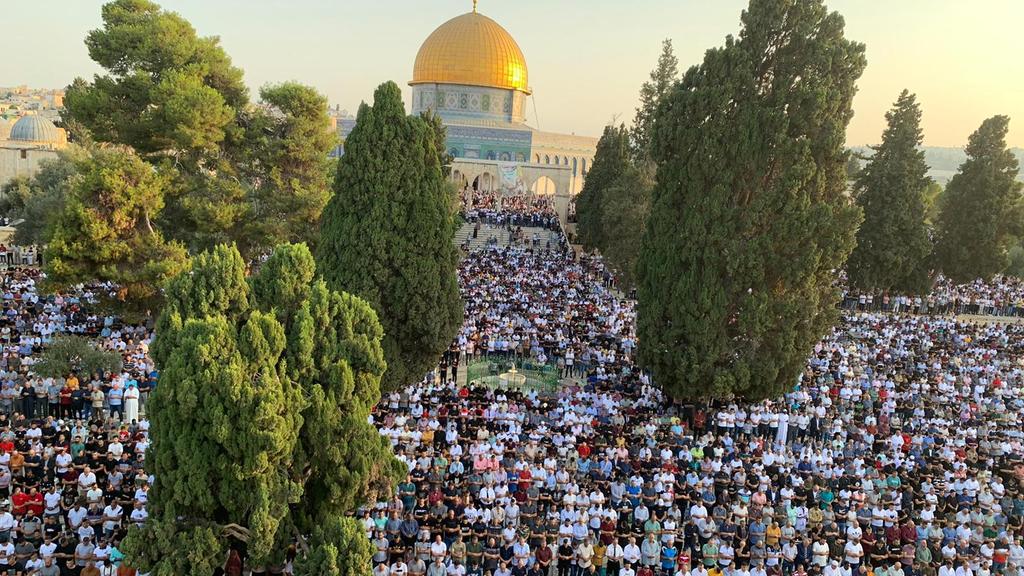 More than 100,000 Muslim worshippers gather on the Temple Mount for the Eid al-Adha prayer (Twitter account of journalist Hassan Aslih, July 20, 2021).