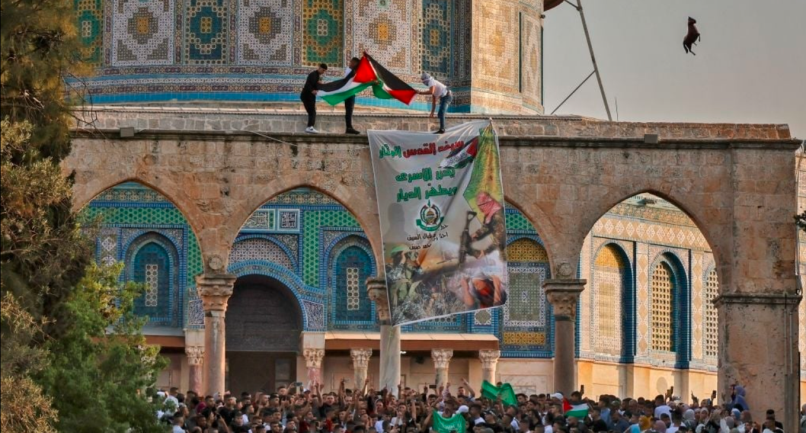 Banner in support of Hamas and Muhammad Deif hung on the Temple Mount (QudsN Facebook page, July 20, 2021).