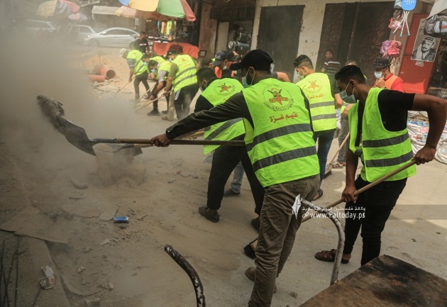 PIJ operatives wearing yellow organization vests help clear the rubble (Paltoday, July 26, 2021). 