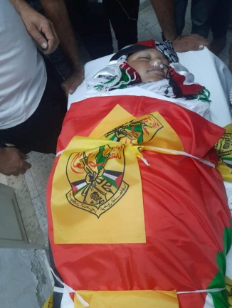 Body of Muhammad al-Alami wrapped for burial in a Fatah flag (Facebook page of the Fatah branch in northern Hebron, July 29, 2021).