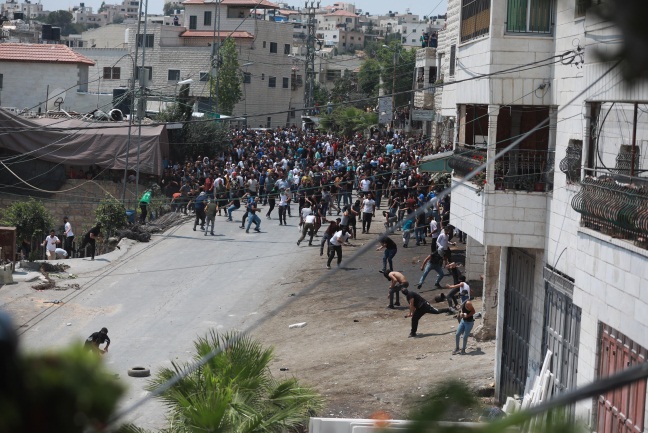 Palestinians riot in Bayt Ummar after the funeral of Shukat Awad (Twitter account of TRTARabi, July 30, 2021).