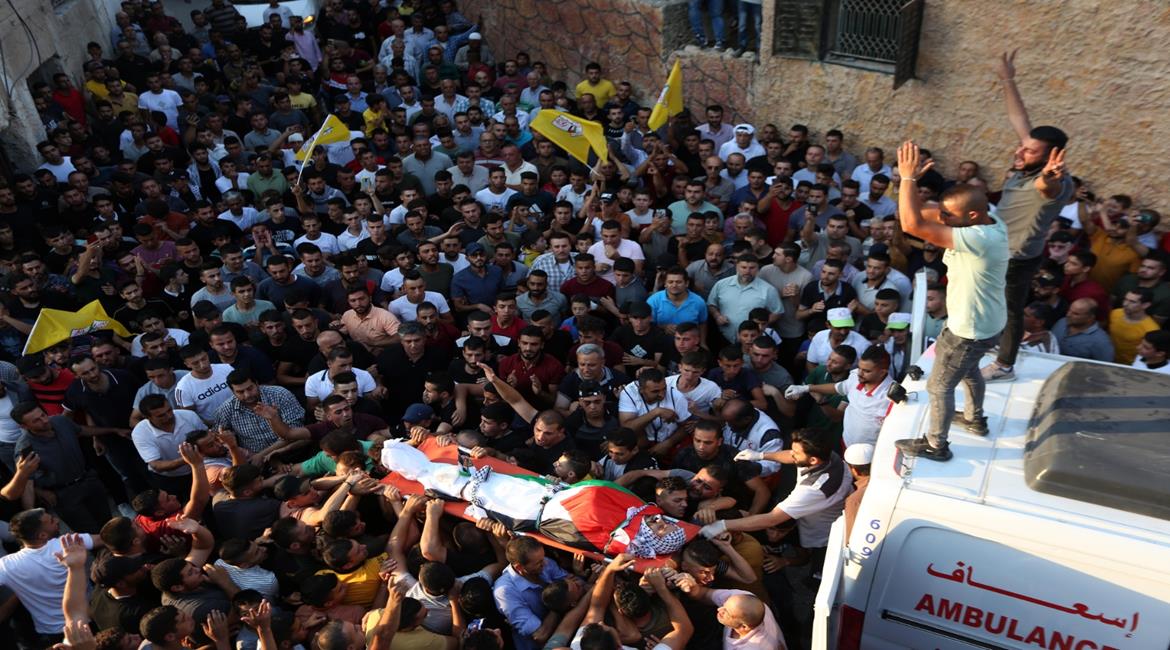 Fatah flags waved at the funeral (Wafa, August 6, 2021).