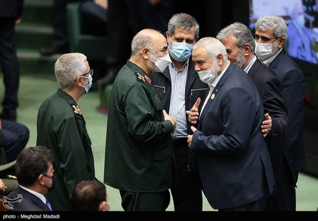 Isma'il Haniyeh and Ziyad al-Nakhalah speak with Hossein Salami, the commander of the Iranian Revolutionary Guards Corps, and with Mohammad Bagheri, head of the Iranian armed forces' general headquarters. Next to them, at the right, is Esmail Ghaani, commander of the Qods Force (Tasnim, August 5, 2021).