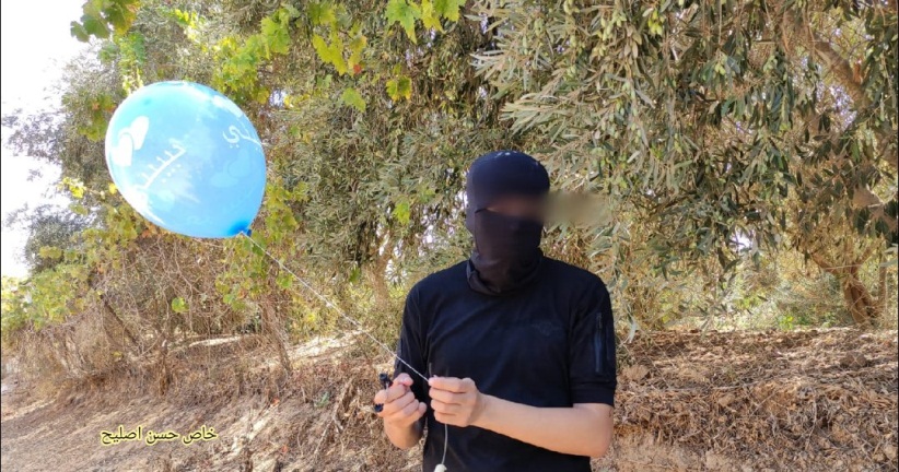 The Popular Resistance Committees-affiliated Descendants of al-Nasser launch incendiary balloons into the Israeli communities near the Gaza Strip (Twitter account of journalist Hassan Aslih, August 23, 2021).