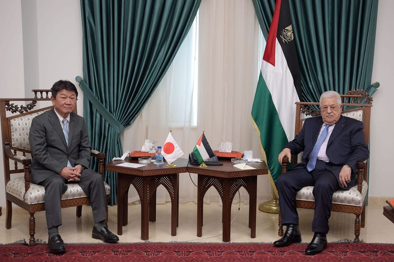 Mahmoud Abbas and the Japanese foreign minister (Mahmoud Abbas' Facebook page, August 17, 2021). 