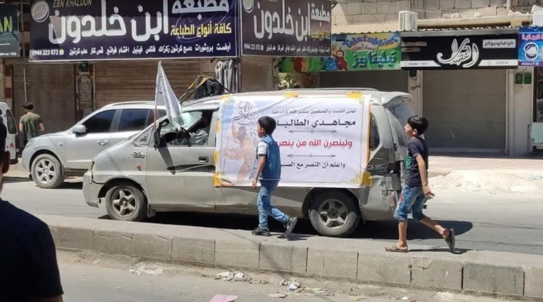 A vehicle in Idlib bearing the Taliban flag, with a sign praising its operatives and their victory in Afghanistan (Telegram, August 20, 2021)