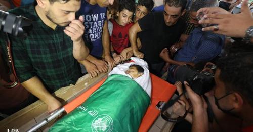  The body of Omar Abu Nil wrapped for burial in an Izz al-Din Qassam Brigades flag (Safa Facebook page, August 28, 2021).