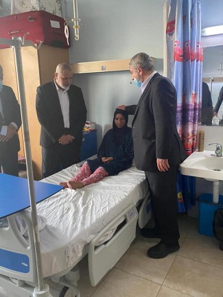 Isma'il Haniyeh and Khaled Mashaal visit Palestinians in a Jordanian hospital (Safa Facebook page, August 28, 2021).