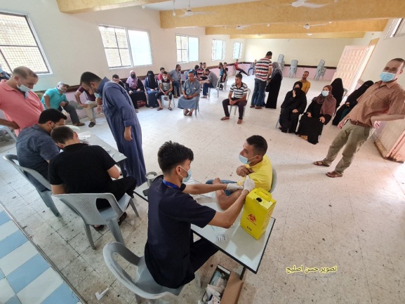 Residents of Khan Yunis vaccinated in the Great Mosque (Twitter account of journalist Hassan Aslih, August 27, 2021). 