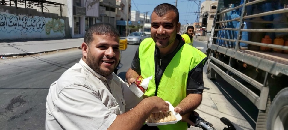 חלוקת מיני מתיקה לעוברים ולשבים בעזה כאות שמחה (דף הפייסבוק של צפא, 6 בספטמבר 2021)