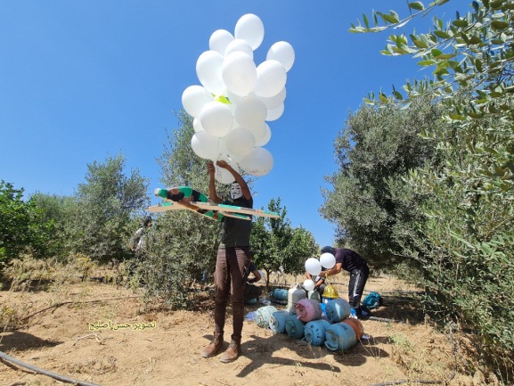 פעילים משגרים בלוני אזהרה לישראל (חשבון הטוויטר של חסן אצליח, 4 בספטמבר 2021)