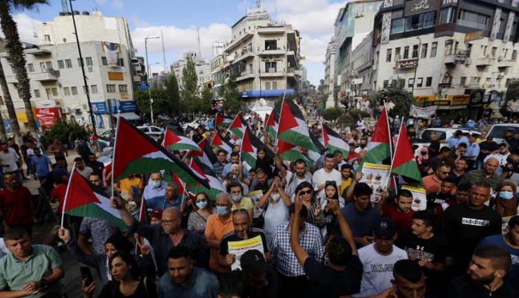 Demonstration to show solidarity with the escaped convicts, Ramallah (Wafa, September 11, 2021).