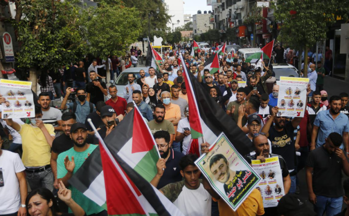 Demonstration to show solidarity with the escaped convicts, Ramallah (Wafa, September 11, 2021).