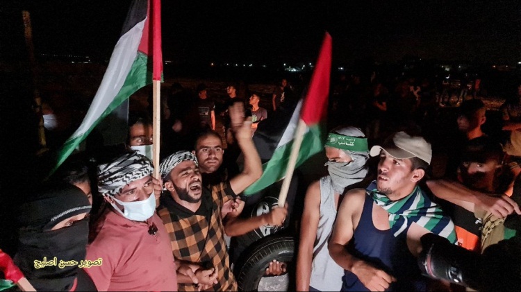 Night harassment unit activity in the eastern Gaza Strip. The operative second from the right is wearing a green Hamas military-terrorist wing headband (Twitter account of journalist Hassan Aslih, September 2, 2021).