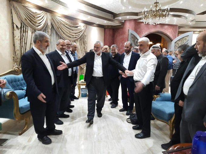 The Hamas leadership welcomes Isma'il Haniyeh when he arrives in Cairo (Twitter account of journalist Hassan Aslih, October 3, 2021).