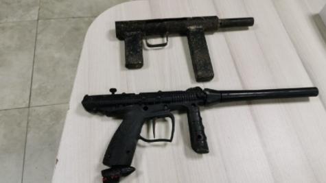 Two of the confiscated weapons (Israel Police Force spokesman's unit, October 5, 2021).