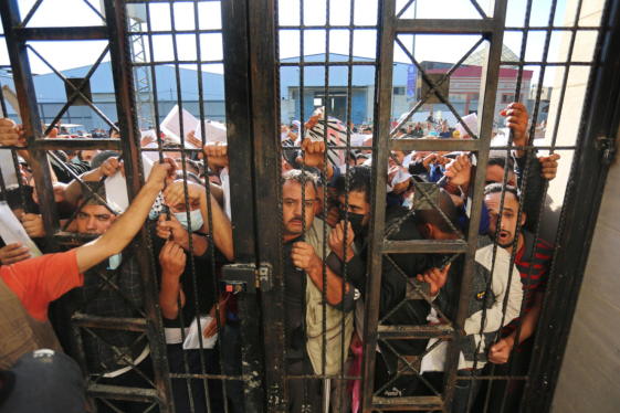 Palestinians swarm to the Palestinian bureau of commerce in Deir al-Balah (Twitter account of Ashraf Amara, October 7, 2021).