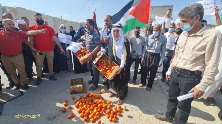 Demonstration of Palestinian farmers at the Kerem Shalom Crossing (Twitter account of journalist Hassan Aslih, October 10, 2021).