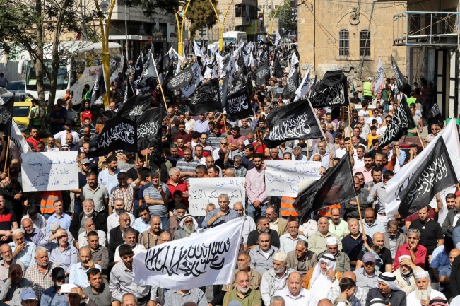 Mass demonstration in Hebron organized by Hizb al-Tahrir to protest the Israeli decision (Twitter account of journalist Hassan Aslih, October 9, 2021).