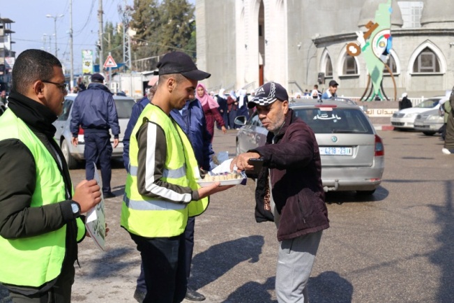 חלוקת מיני מתיקה ברפיח כאות שמחה בעקבות פיגוע הירי בירושלים 
(חשבון הטוויטר של חסן אצליח, 21 בנובמבר 2021)