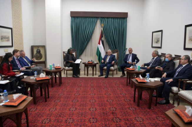 Mahmoud Abbas meets with the United States ambassador to the UN in his office in Ramallah (Wafa, November 17, 2021).