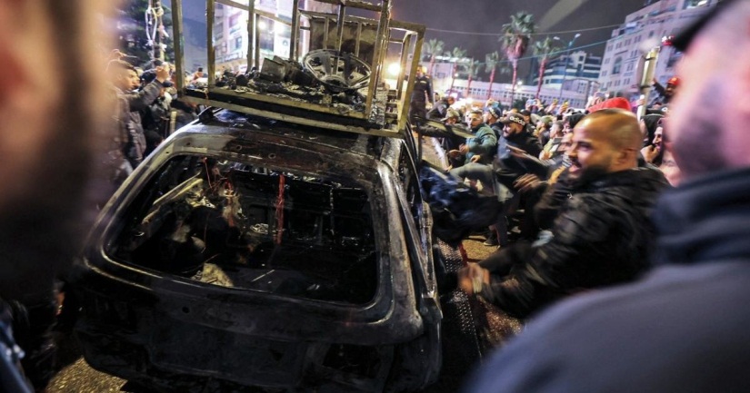 Palestinian mob in the center of Ramallah attacks and torches the Israelis' vehicle (Khabar News, Saba Net, December 2, 2021).