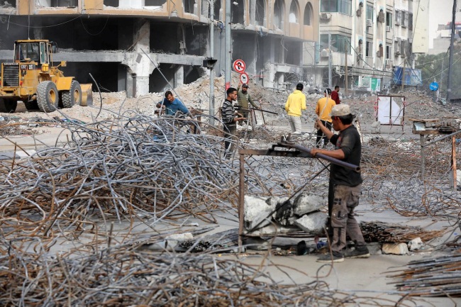 Rebuilding the al-Johara Building in Gaza City, destroyed during Operation Guardian of the Walls (al-Risalah Twitter account, December 7, 2021). 