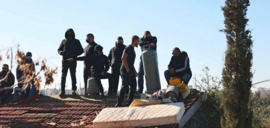 Members of the family with a gas balloon on the roof (Shehab Twitter account, January 17, 2022).