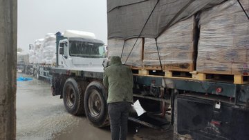 Despite the harsh weather conditions, deliveries of merchandise from Israel to the Gaza Strip through the Kerem Shalom Crossing continue (Shehab Twitter account, January 16, 2022).