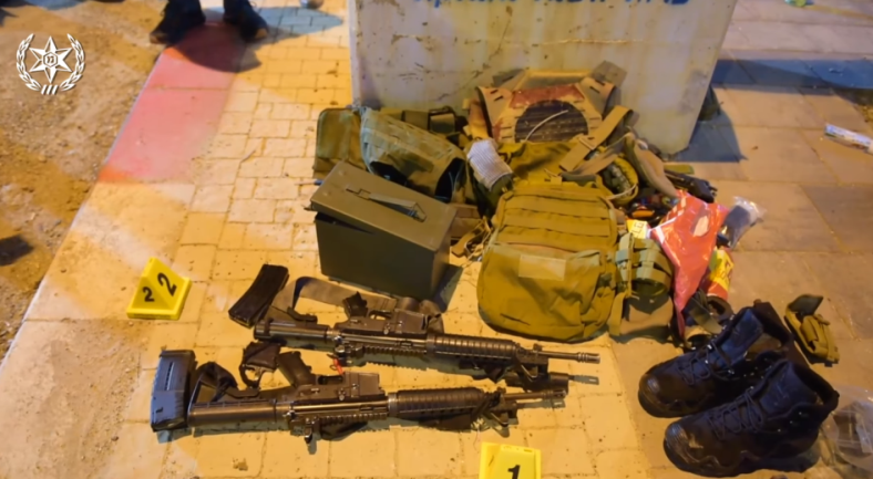 The weapons found in the terrorists' possession (Israel Police Force Facebook page, March 28, 2022).