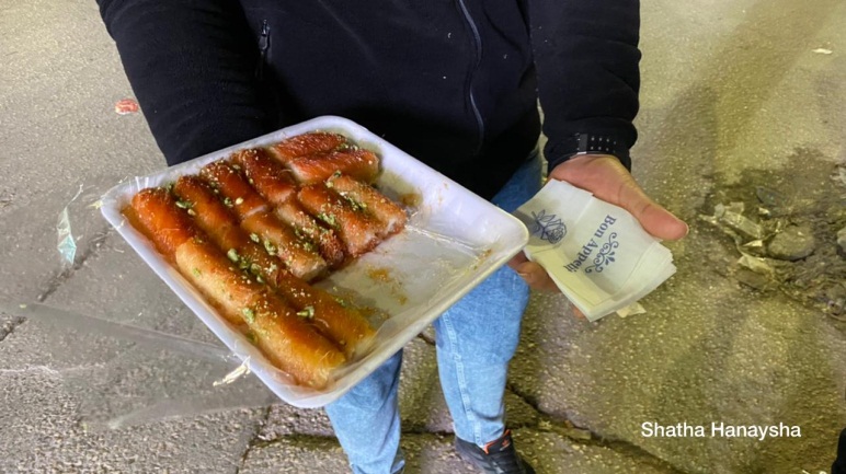 חלוקות מיני מתיקה במרכז העיר ג'נין (חשבון הטוויטר של שהאב,29 במרץ 2022)