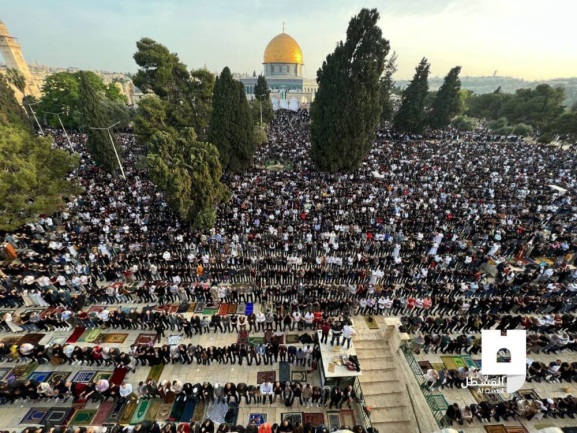 מתפללים בהר הבית בתפילת עיד אלפטר (חשבון הטוויטר של חסן אצליח, 2 במאי 2022). 