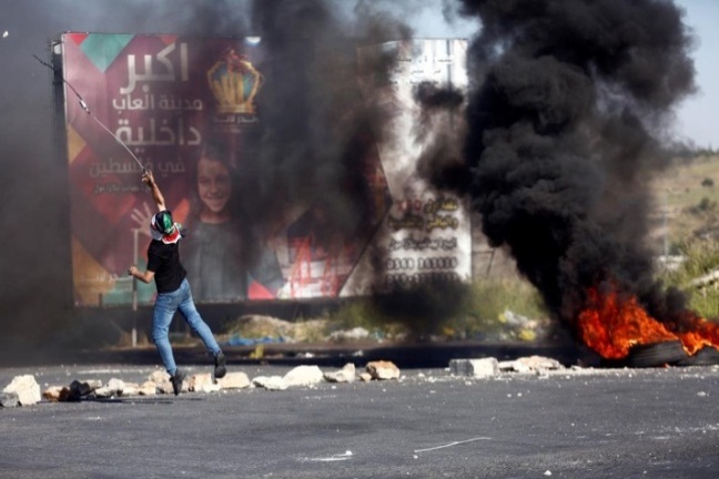 Palestinians riot at the northern entrance to al-Bireh (Shehab Twitter account, May 15, 2022).